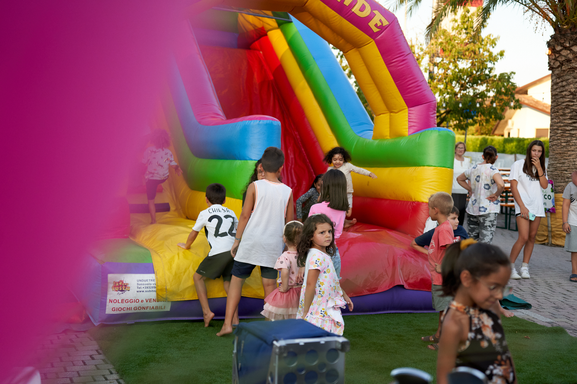 Gonfiabile colorato nell'area bimbi durante la festa serale