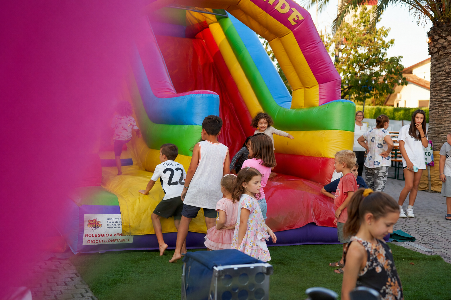 Gonfiabile colorato nell'area bimbi durante la festa serale